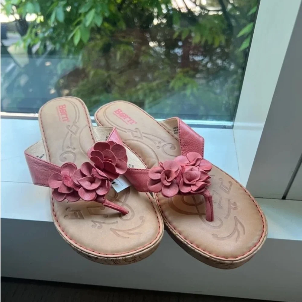 NWT Born Women’s Pink Floral Thong Sandals - Picture 1 of 4